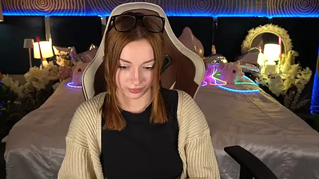 FoxyMayy online show from June 19, 2026, 12:33 pm
