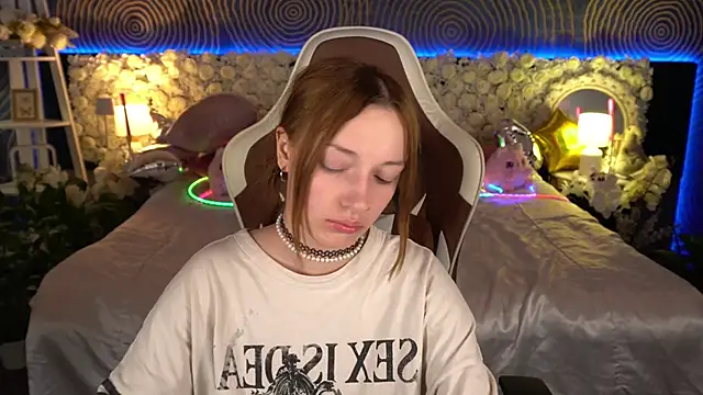 FoxyMayy online show from June 9, 2026, 1:23 pm