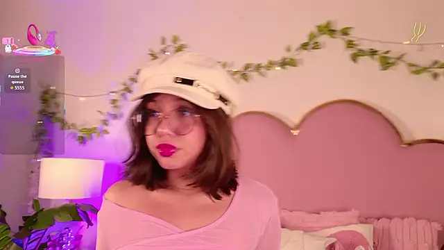 Lauuu2007 online show from February 7, 2026, 9:12 pm