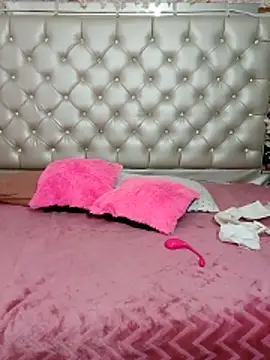 ZARAY 1118 online show from November 26, 2025, 8:53 pm