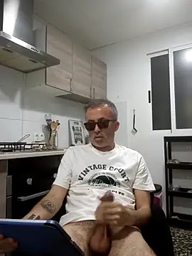 EmilioTaladdro online show from May 1, 2026, 7:52 pm