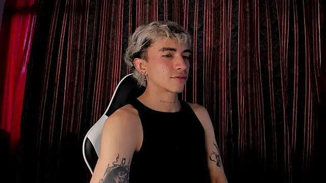 Snapshot of guynextdo0r chatting on December 21, 2025, 6:20 pm guynextdo0r online show from December 21, 2025, 6:20 pm