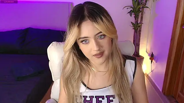 MaryMoon  online show from October 31, 2025, 10:05 pm