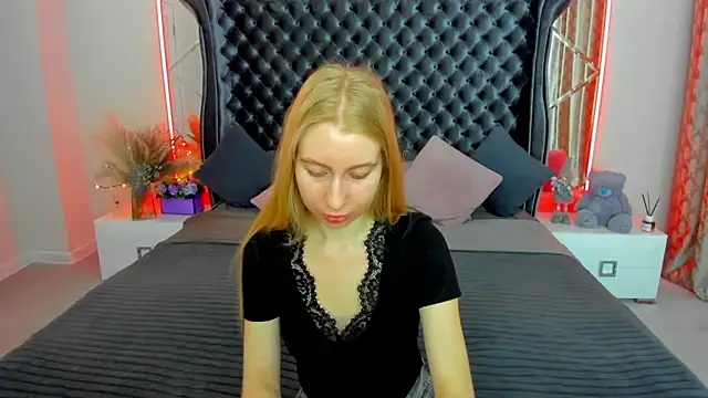 Snapshot of Alina_Blonde chatting on May 13, 2026, 5:36 am Alina Blonde online show from May 13, 2026, 5:36 am