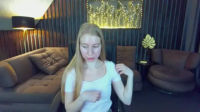Snapshot of Alina_Blonde chatting on May 21, 2026, 11:40 am Alina Blonde online show from May 21, 2026, 11:40 am