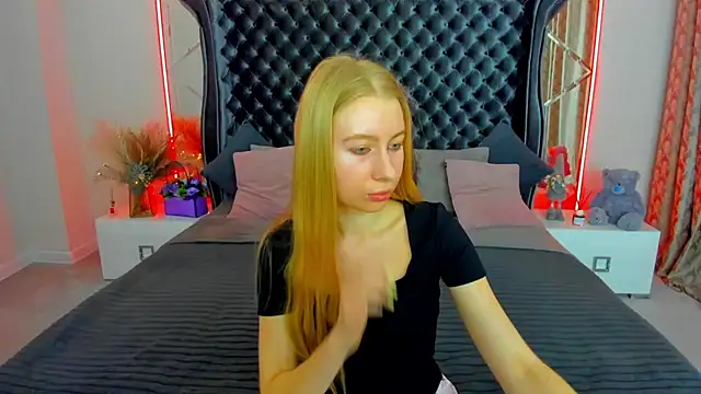 Snapshot of Alina_Blonde chatting on June 20, 2026, 5:34 am Alina Blonde online show from June 20, 2026, 5:34 am