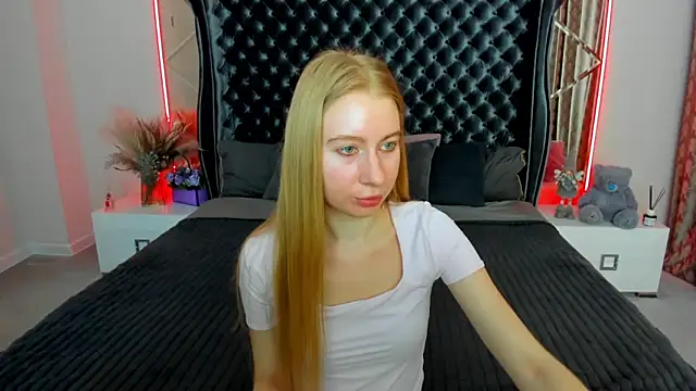 Snapshot of Alina_Blonde chatting on May 16, 2026, 6:01 am Alina Blonde online show from May 16, 2026, 6:01 am