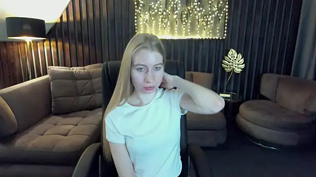 Snapshot of Alina_Blonde chatting on May 10, 2026, 5:33 am Alina Blonde online show from May 10, 2026, 5:33 am