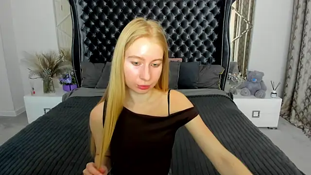 Snapshot of Alina_Blonde chatting on May 28, 2026, 11:38 am Alina Blonde online show from May 28, 2026, 11:38 am