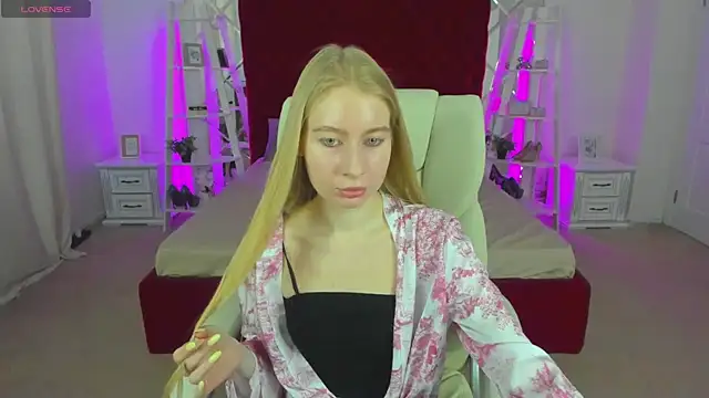 Snapshot of Alina_Blonde chatting on June 16, 2026, 5:40 am Alina Blonde online show from June 16, 2026, 5:40 am