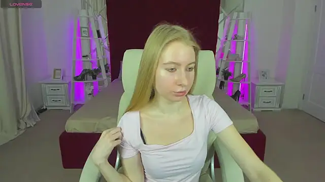 Snapshot of Alina_Blonde chatting on May 17, 2026, 5:40 am Alina Blonde online show from May 17, 2026, 5:40 am