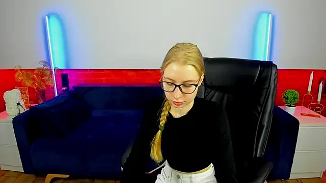 Alina Blonde online show from September 30, 2025, 5:35 am