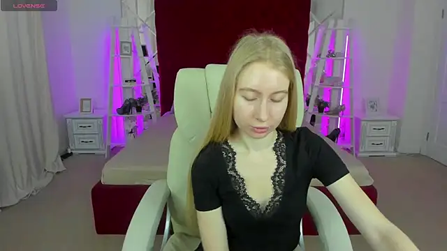 Snapshot of Alina_Blonde chatting on May 9, 2026, 5:33 am Alina Blonde online show from May 9, 2026, 5:33 am
