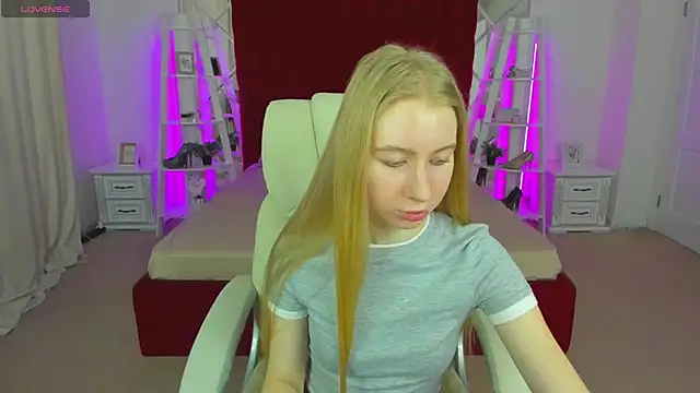 Snapshot of Alina_Blonde chatting on May 14, 2026, 5:37 am Alina Blonde online show from May 14, 2026, 5:37 am