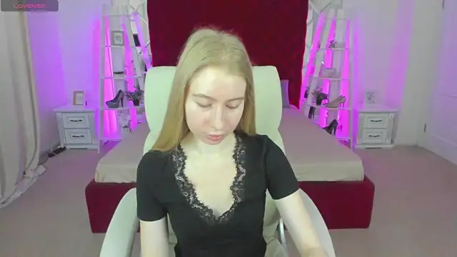 Snapshot of Alina_Blonde chatting on May 20, 2026, 5:37 am Alina Blonde online show from May 20, 2026, 5:37 am