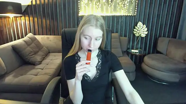 Snapshot of Alina_Blonde chatting on May 11, 2026, 2:56 pm Alina Blonde online show from May 11, 2026, 2:56 pm