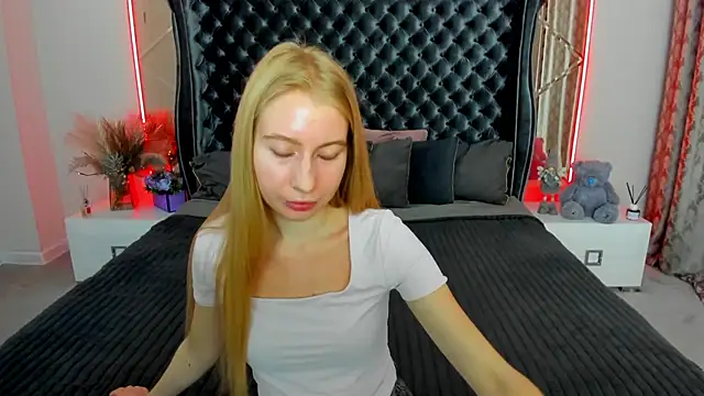 Snapshot of Alina_Blonde chatting on June 4, 2026, 5:34 am Alina Blonde online show from June 4, 2026, 5:34 am
