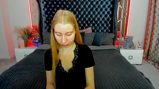 Snapshot of Alina_Blonde chatting on May 29, 2026, 5:35 am Alina Blonde online show from May 29, 2026, 5:35 am