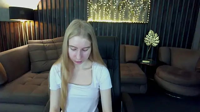 Alina Blonde online show from July 17, 2026, 5:37 am