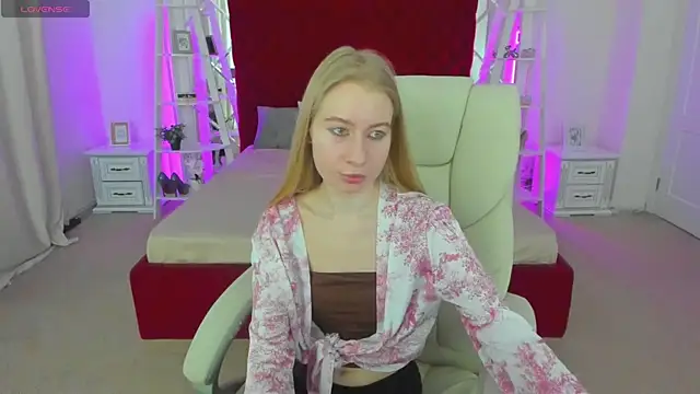 Snapshot of Alina_Blonde chatting on June 14, 2026, 5:41 am Alina Blonde online show from June 14, 2026, 5:41 am