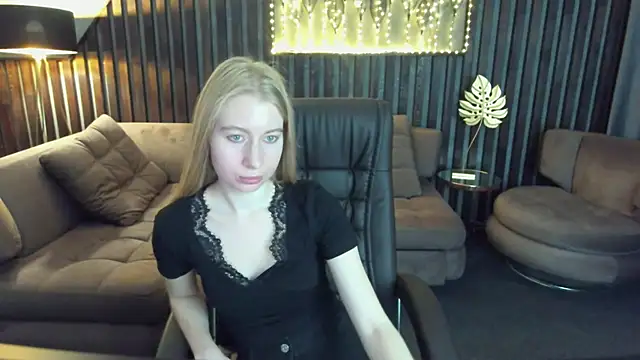 Snapshot of Alina_Blonde chatting on May 11, 2026, 5:53 am Alina Blonde online show from May 11, 2026, 5:53 am