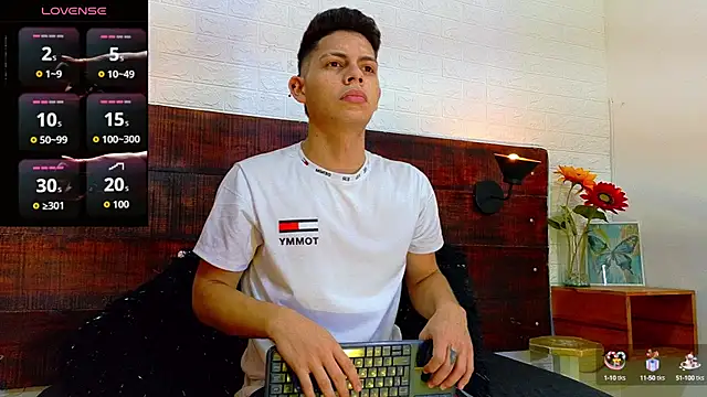 JhosuaVega online show from September 19, 2025, 2:04 am