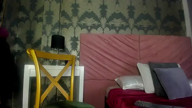 VictoriaQueen Fg online show from December 3, 2025, 7:35 pm