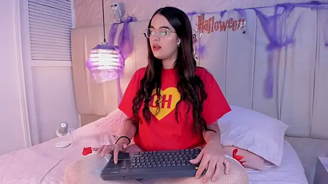 hannahst  online show from October 5, 2025, 8:10 pm