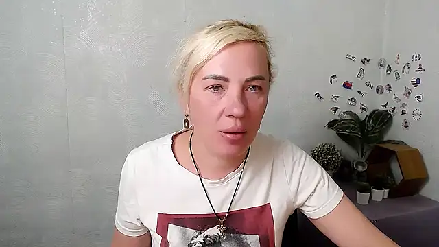 EmmaCat  online show from May 7, 2026, 4:06 am