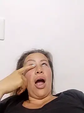 LaraCaliente online show from October 9, 2025, 10:05 am