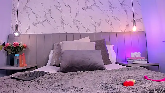 Amber Santana online show from October 7, 2025, 8:43 pm