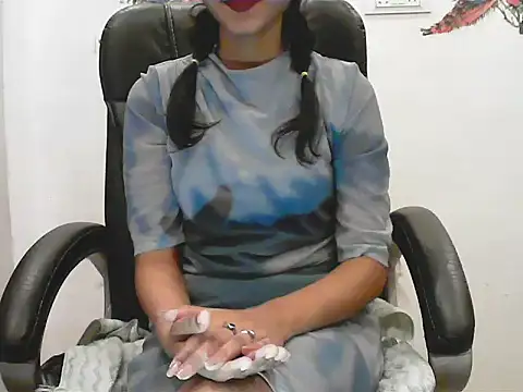short girl  online show from June 21, 2026, 4:46 pm