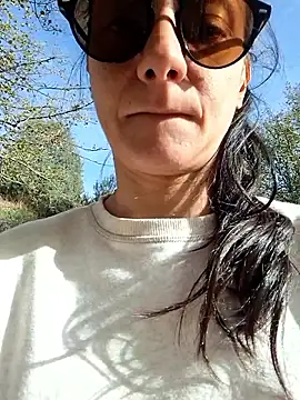 Snapshot of Lauraxxsteen chatting on November 9, 2025, 2:10 pm Lauraxxsteen online show from November 9, 2025, 2:10 pm