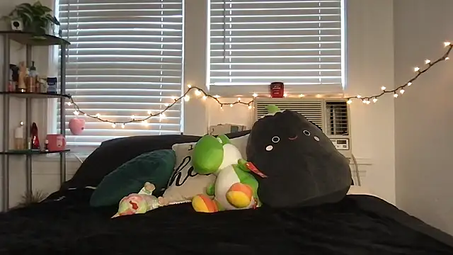 yoursweetestlilly online show from November 14, 2025, 4:10 pm