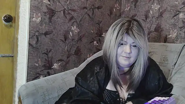 YuliiaSan online show from April 21, 2026, 5:52 pm