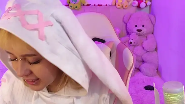 NekoWaifu online show from March 4, 2026, 1:52 pm