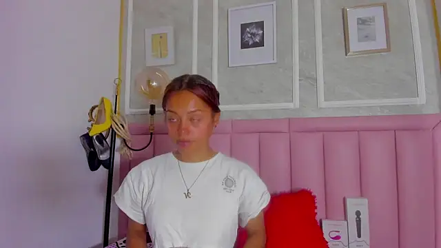 HoollyHendrix online show from February 19, 2026, 8:39 pm