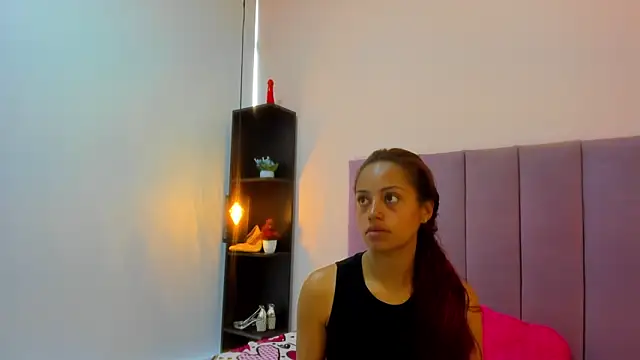 HoollyHendrix online show from November 28, 2025, 8:31 pm