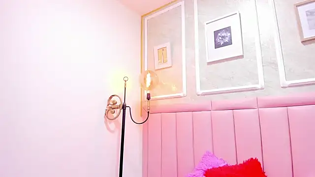 HoollyHendrix online show from December 4, 2025, 8:30 pm