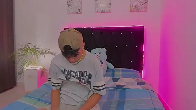 Zacktorres  online show from September 27, 2025, 10:49 pm