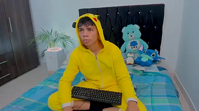 Zacktorres  online show from October 5, 2025, 11:28 pm