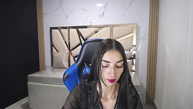 Maily a  online show from November 7, 2025, 8:24 pm