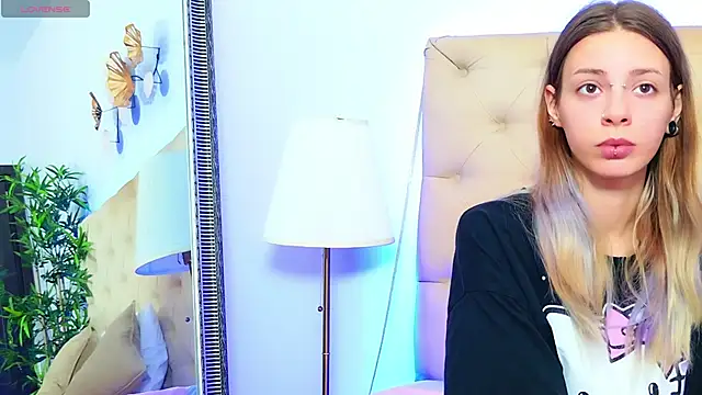 CoraVex online show from September 18, 2025, 4:37 am