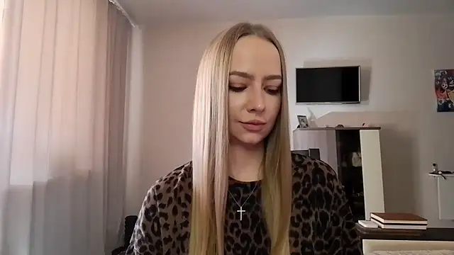 MissOyee online show from September 17, 2025, 12:07 pm