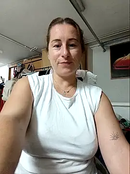 bichota85 online show from October 13, 2025, 7:26 pm