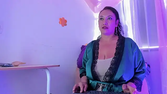 sharlot montalvo  online show from February 4, 2026, 9:32 pm