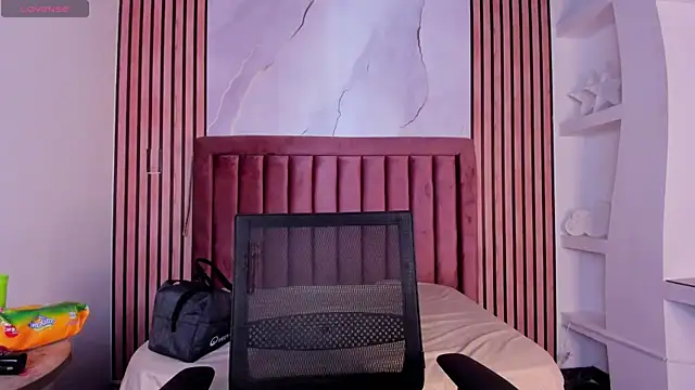 LunaWiill  online show from September 26, 2025, 1:18 pm