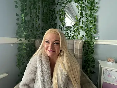 BonnyDesire online show from October 25, 2025, 1:23 pm