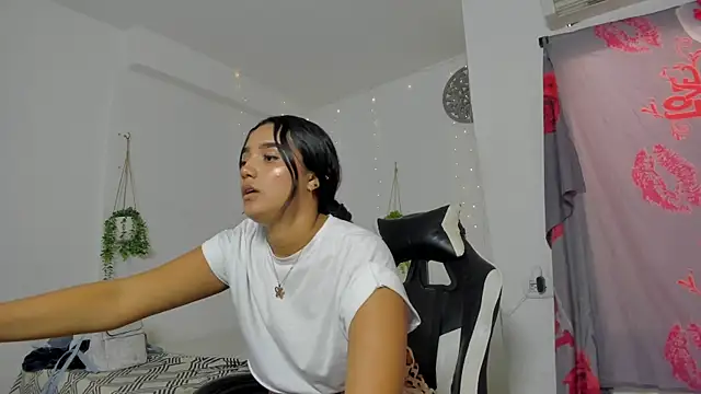 Dakota x18 online show from November 7, 2025, 7:29 pm