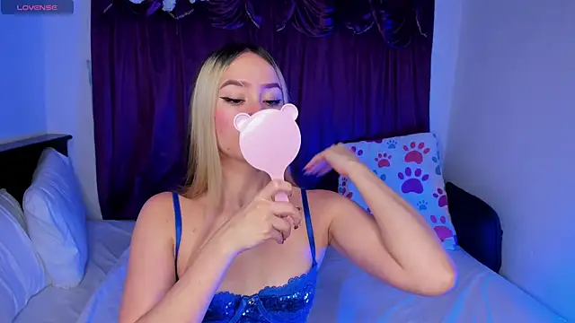Shairaclark  online show from May 7, 2026, 2:27 am